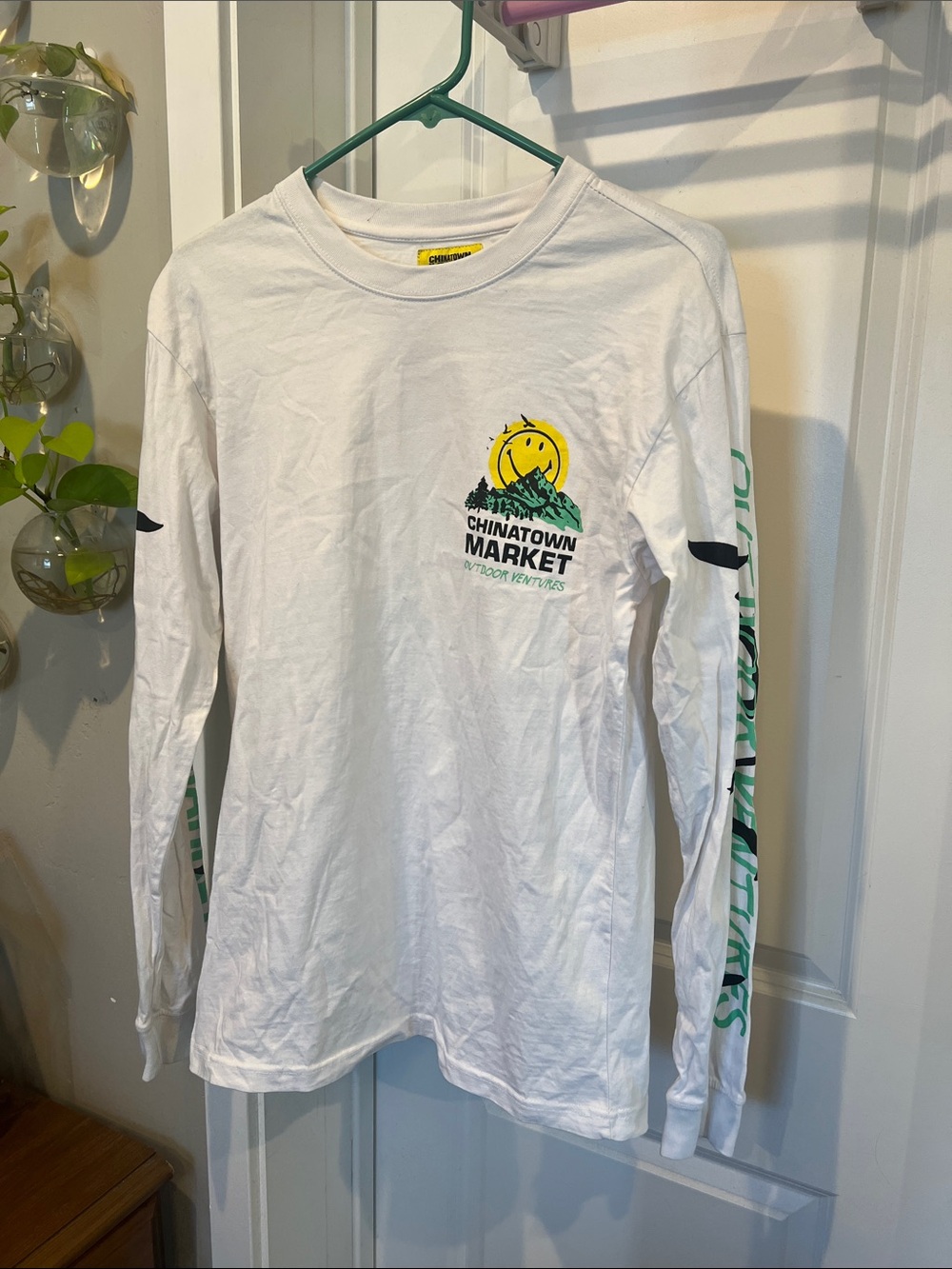 Chinatown Market Men's White Long-Sleeve Graphic Tee